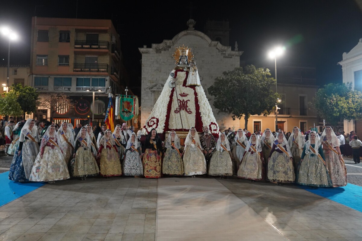 Las Falleras Mayores 2024, Sagredo, la Presidenta de la JLF y Cortes de Honor en la ofrenda en Paterna